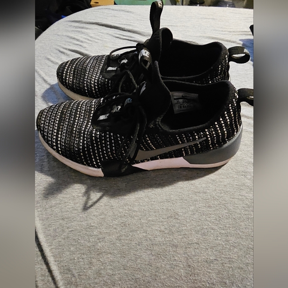 Nike Kids Black Athletic Shoes - Picture 3 of 8